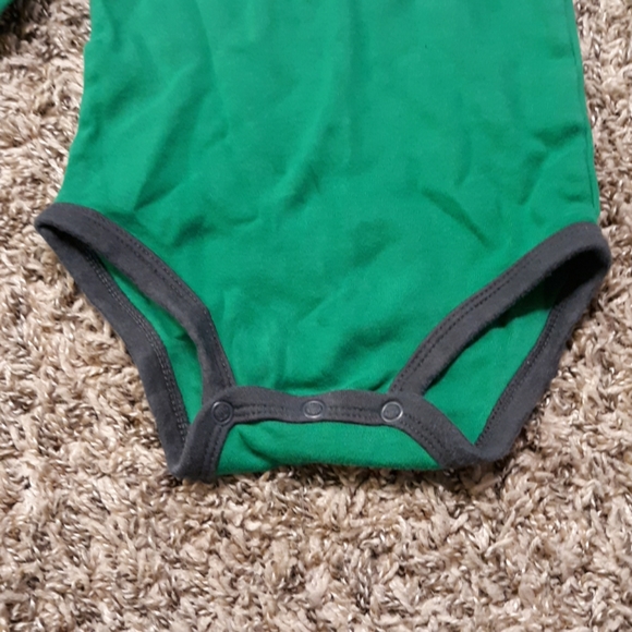 #658 Carter's onsie. Size:9 months - Picture 2 of 5
